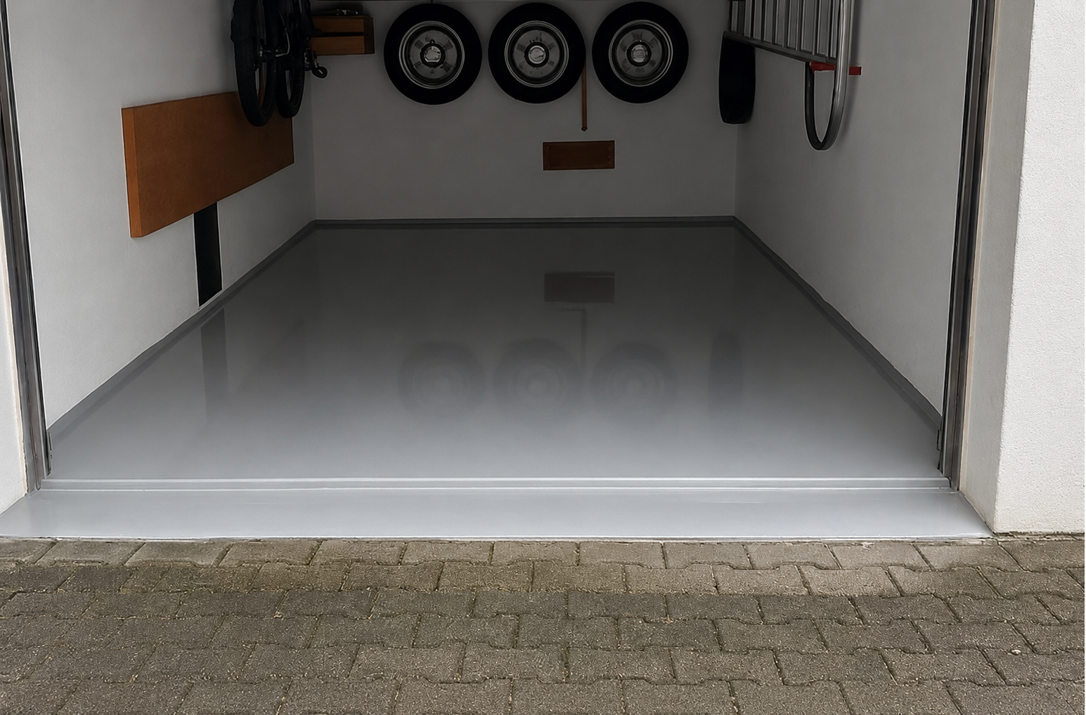 Hochglänzender Epoxidharzboden in einer Garage
